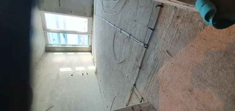 Verlegung von Elektroinstallationskabeln an der Rohbauwand