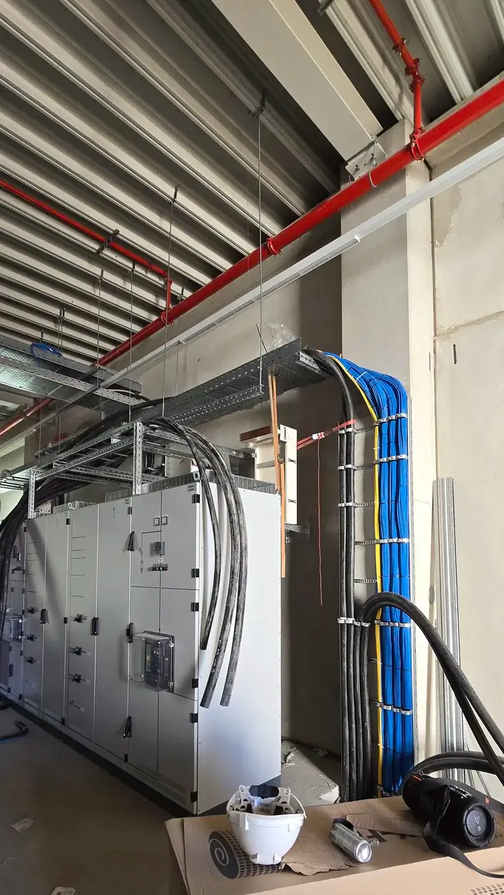 NSHV-Anlage in der Industriehalle mit Kabeltrassen an der Hallendecke