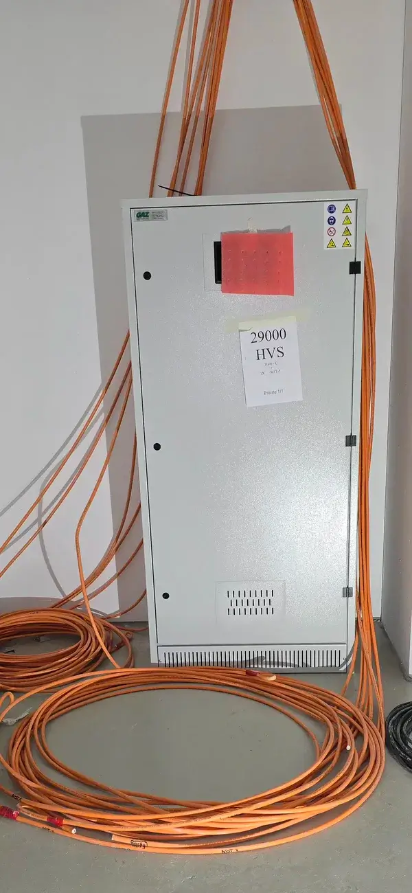 Sicherheitsbeleuchtungszentrale HVS 29000 mit Lichtleiterkabeln